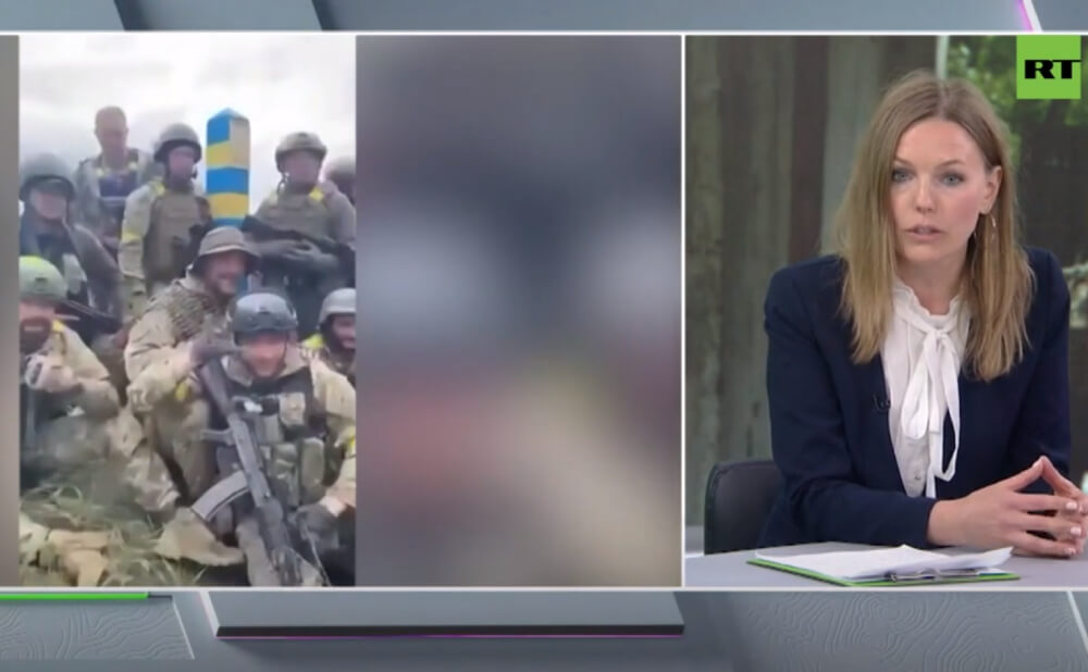 В эфире RT обсудили видео с украинскими военными, которые несут пограничный столб
